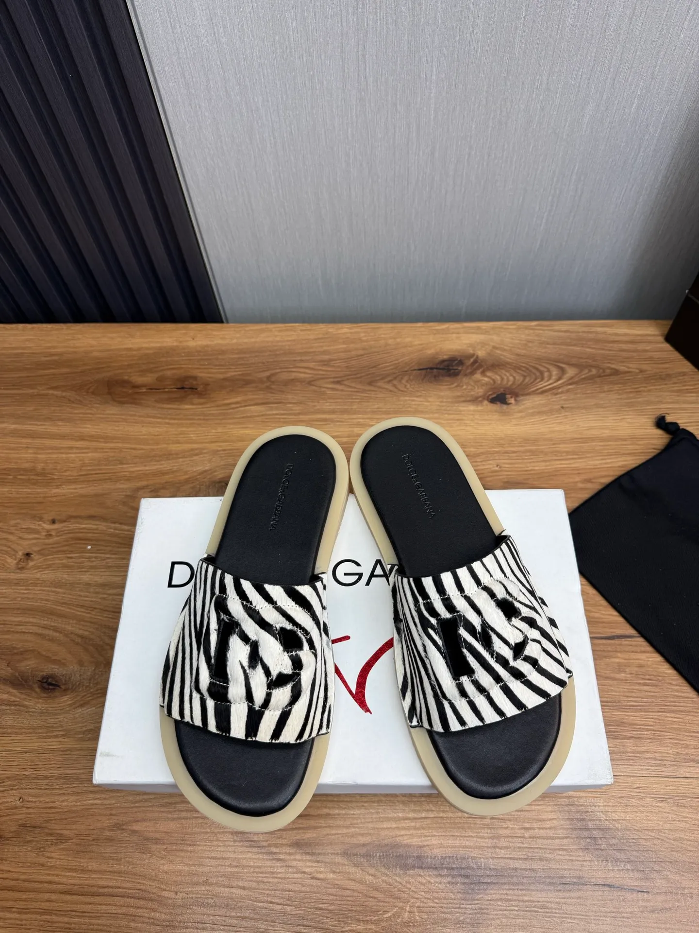 Men's men's shoes💰340💰Dolce & gabbana (DG) official website synchronized new slippers💥Fashion hot models: 1 exclusive mold opening✅Unique brand style logo upper💥Original private mold outsole✔️36-44 (45 customized, non-refundable)